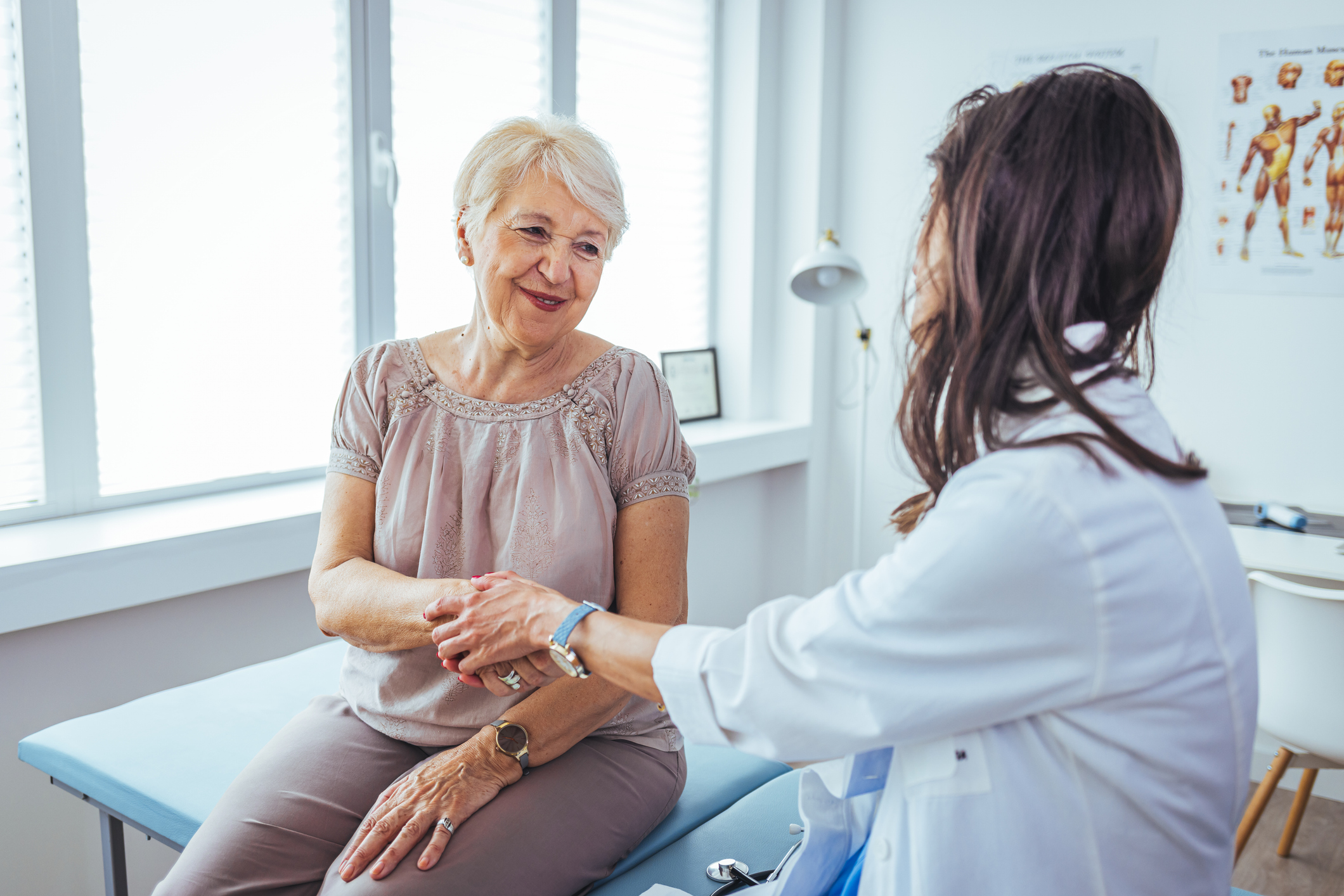Anästhesie-Voruntersuchung durch Ärztin in moderner Klinik