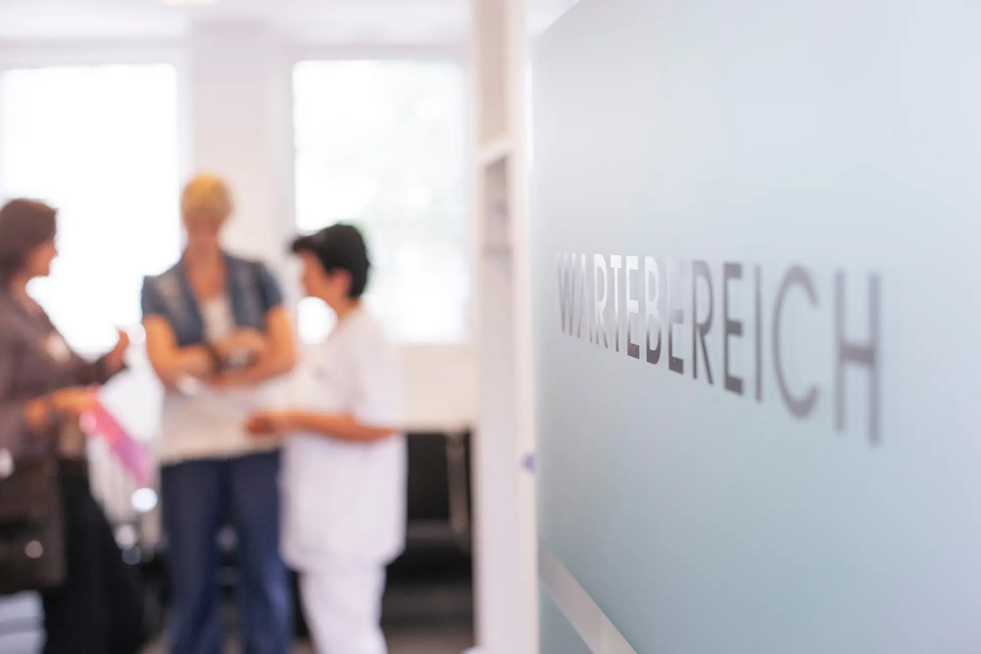 Eine Ärztin bespricht die medizinischen Ergebnisse mit einer Patientin und zeigt ihr dabei die Befunde auf einem Tablet.