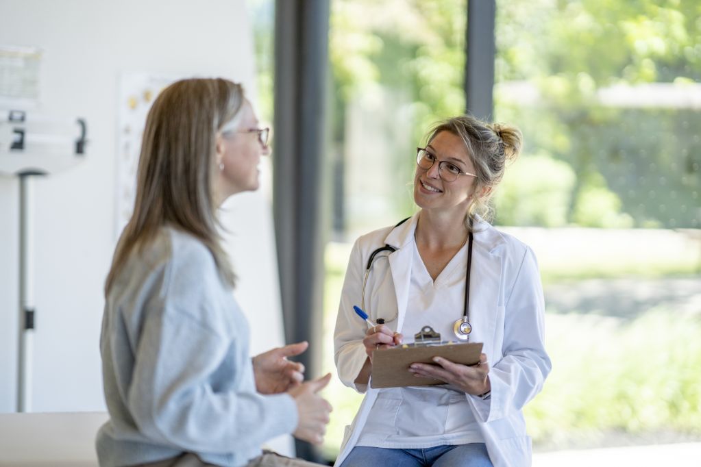 Anästhesie: Ärztin führt Anamnese-Gespräch mit Patientin