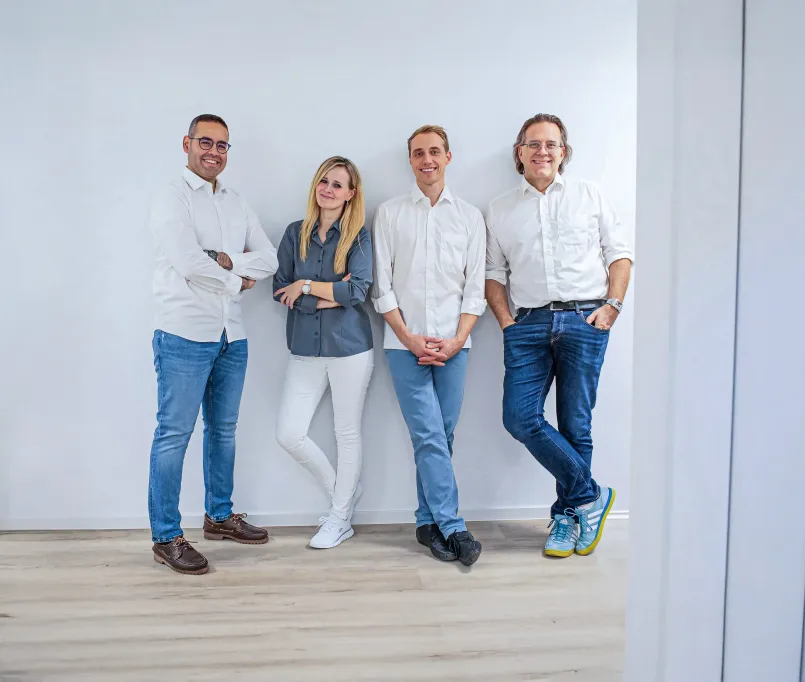 Orthopädin erklärt einer Patientin mit Hilfe eines Skelettmodells die Funktion der Gelenke und Wirbelsäule in einer Praxis für ambulante Orthopädie und Unfallchirurgie.